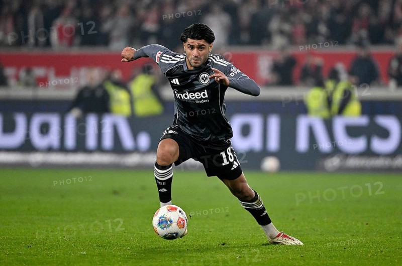 Mahmoud Dahoud Eintracht Frankfurt SGE (18) Action on the ball MHPArena, MHP Arena Stuttgart, Baden-Württemberg, Germany