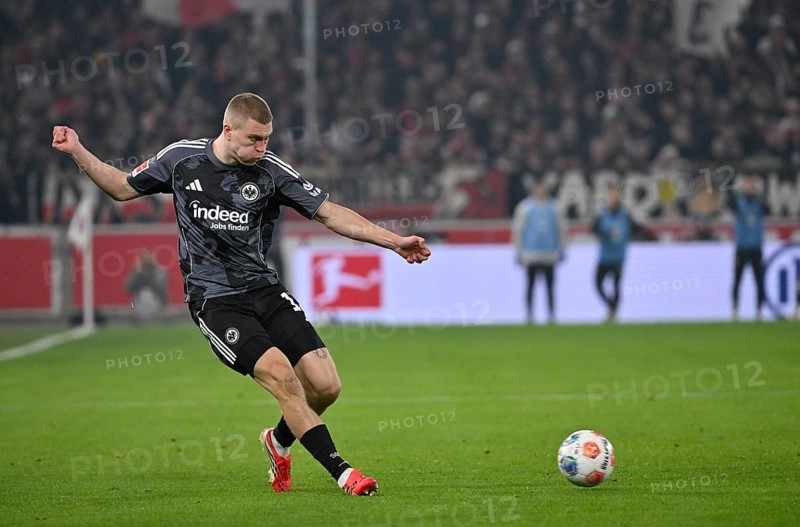 Rasmus Kristensen Eintracht Frankfurt SGE (13) Action on the ball MHPArena, MHP Arena Stuttgart, Baden-Württemberg, Germany