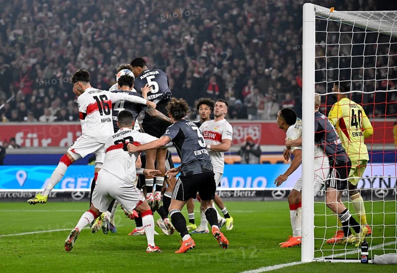 Penalty area scene, goal area scene header duel duel action Aurele Amenda Eintracht Frankfurt SGE (05) Robin Koch Eintracht Frankfurt SGE (04) Atakan Karazor VfB Stuttgart (16) Deniz Undav VfB Stuttgart (26) Arthur Theate Eintracht Frankfurt SGE (03) Goalkeeper Kaua Santos Eintracht Frankfurt SGE (40) Jamie Leweling VfB Stuttgart (18) MHPArena, MHP Arena Stuttgart, Baden-Württemberg, Germany