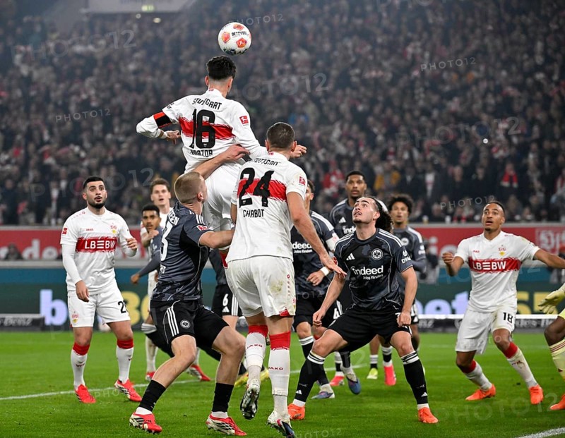 Penalty area scene, goal area scene header duel duel action Atakan Karazor VfB Stuttgart (16) Jeff Chabot VfB Stuttgart (24) Arthur Theate Eintracht Frankfurt SGE (03) Rasmus Kristensen Eintracht Frankfurt SGE (13) MHPArena, MHP Arena Stuttgart, Baden-Württemberg, Germany