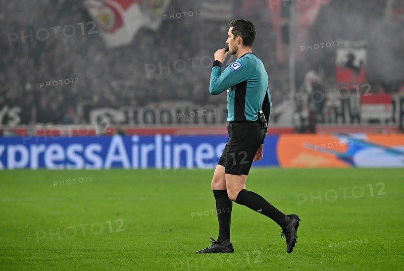 Referee Dr. Matthias Jöllenbeck whistles MHPArena, MHP Arena Stuttgart, Baden-Württemberg, Germany