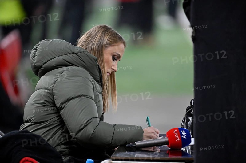SKY presenter reporter Nele Ocik formerly Schenker concentrates on preparing the Intverview microphone logo MHPArena, MHP Arena Stuttgart, Baden-Württemberg, Germany