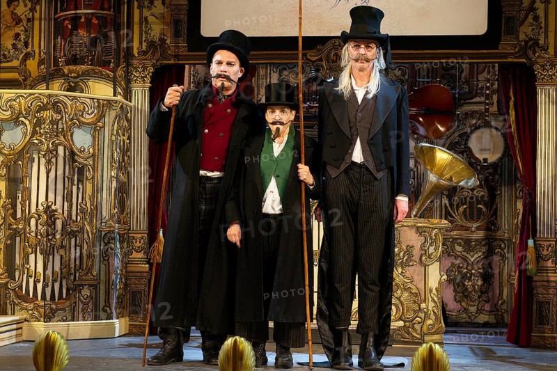 Katharina Thalbach, Pierre Besson, Torsten Rasch, Wilhelm bush: Sauerkohl & Misetaten, photo sample on 14.01.2026 in the comedy Am Kurfürstendamm in Ernst-Reuter-Saal, Berlin, premiered on 20.01.2026