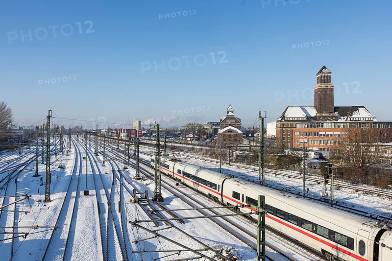An ICE runs on the railway line next to the BEHALA (Berliner Hafen- und Lagerhausgesellschaft) on 07/01/2026