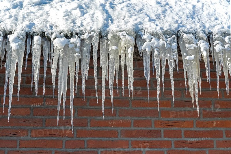Icicles on a house roof, snow, winter, ice, Sieversen, Samtgemeinde Rosengarten, Lower Saxony, Germany
