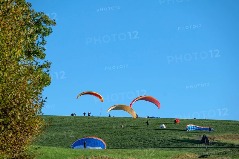 Paragliders practice on a meadow slope, Tauchersreuth, Middle Franconia, Bavaria, Germany