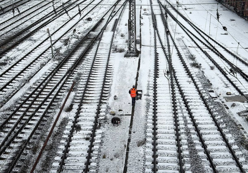 Railway workers between many tracks in winter, train formation in the Vorhalle district, marshalling yard, infrastructure, Hagen, Ruhr area, North Rhine-Westphalia, Germany