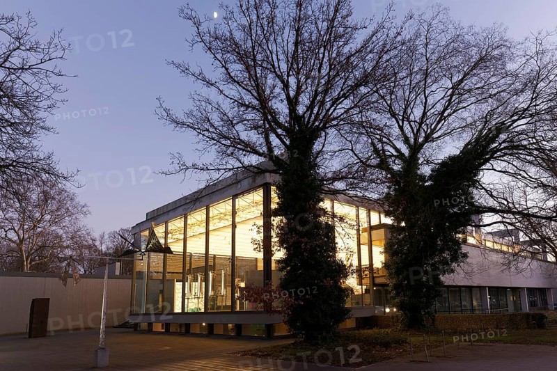 Lehmbruck-Museum, illuminated glass hall, twilight, Duisburg, North Rhine-Westphalia, Germany