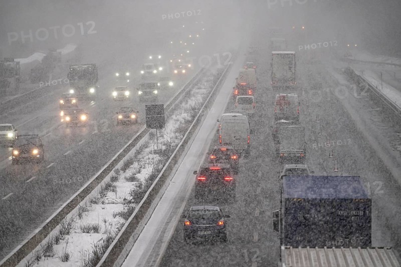 The onset of winter in North Rhine-Westphalia, heavy snowfall, A3 motorway near Hilden, near Ohligser Heide rest area, snow-covered roads, traffic is sometimes just slowing down, North Rhine-Westphalia, Germany