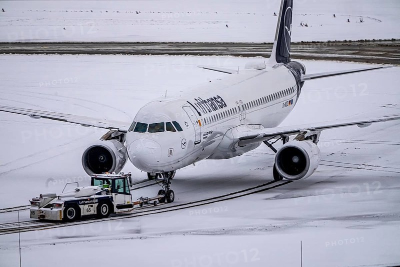 The onset of winter in North Rhine-Westphalia, flight operations are maintained at Düsseldorf Airport with great effort, North Rhine-Westphalia, Germany