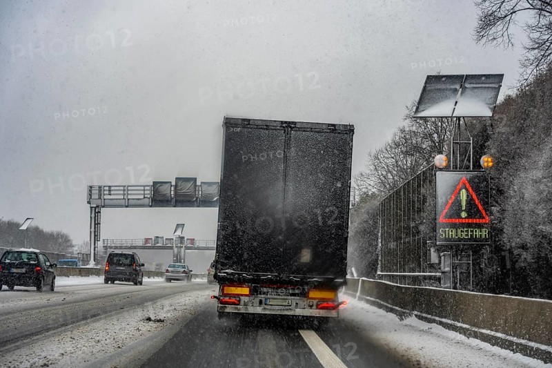 The onset of winter in North Rhine-Westphalia, heavy snowfall, driving on the A3 motorway near Hilden, near AS Düsseldorf/Mettmann, snow-covered roads, traffic is sometimes just slowing down, North Rhine-Westphalia, Germany