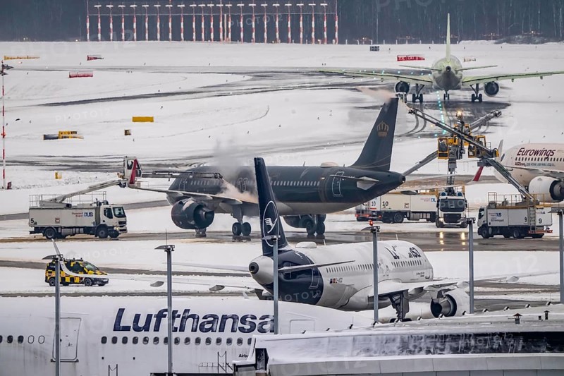 The onset of winter in North Rhine-Westphalia, flight operations are maintained at Düsseldorf airport with great effort, the taxiways, aircraft are de-iced in front of takeoff, North Rhine-Westphalia, Germany