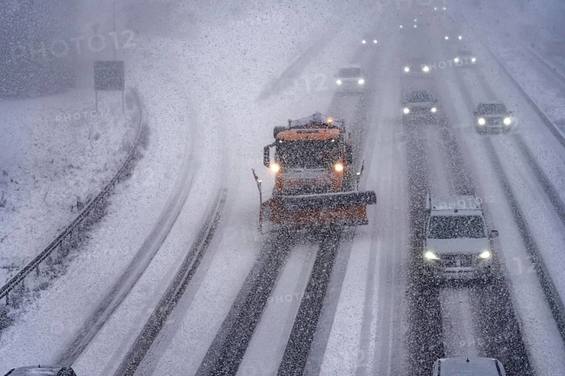 The onset of winter in North Rhine-Westphalia, heavy snowfall, A3 motorway near Hilden, near Ohligser Heide rest area, snow-covered roads, winter service of the motorway maintenance department with stray and clearing vehicles, traffic is sometimes only stalled, North Rhine-Westphalia, Germany