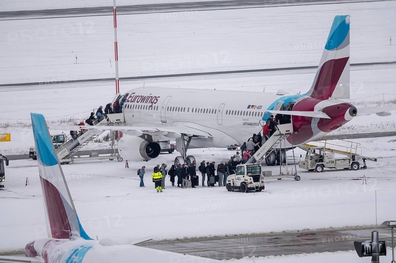 The onset of winter in North Rhine-Westphalia, flight operations were maintained at Düsseldorf airport with great effort, taxiways, runway were freed from snow and ice with many clearing vehicles, aircraft were de-iced in front of takeoff, North Rhine-Westphalia, Germany