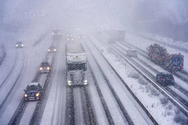 The onset of winter in North Rhine-Westphalia, heavy snowfall, A3 motorway near Hilden, near Ohligser Heide rest area, snow-covered roads, traffic is sometimes just slowing down, North Rhine-Westphalia, Germany