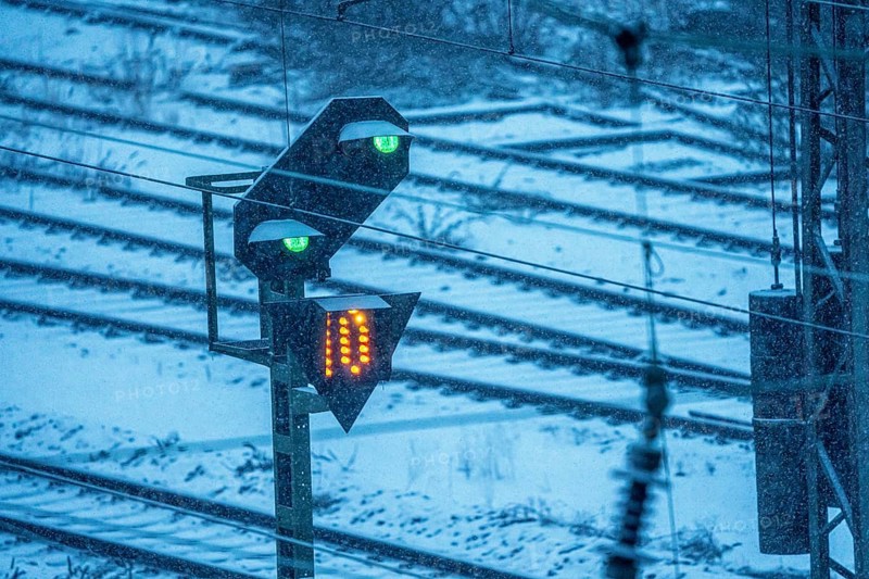 Winter weather, snowfall, signals, on the route east, in front of Essen main station, regional transport in North Rhine-Westphalia, Germany