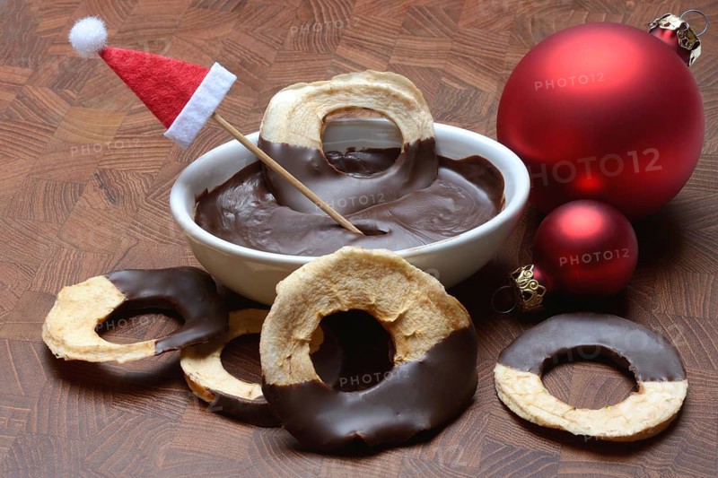 Apple rings, coated with chocolate, chocolate glaze in bowl