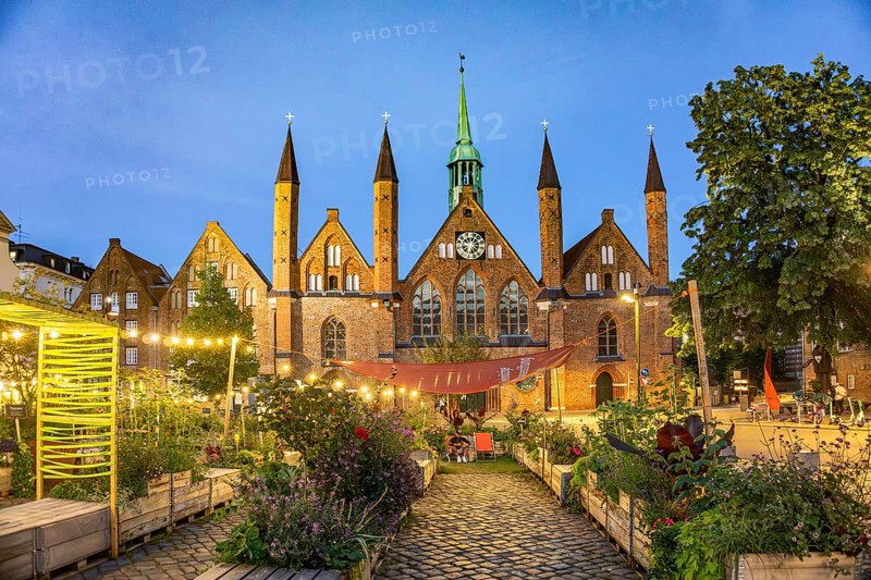 Bürgergärten am Geibelplatz and Heiligen-Geist-Hospital at dusk, Hanseatic City of Lübeck, Schleswig-Holstein, Germany