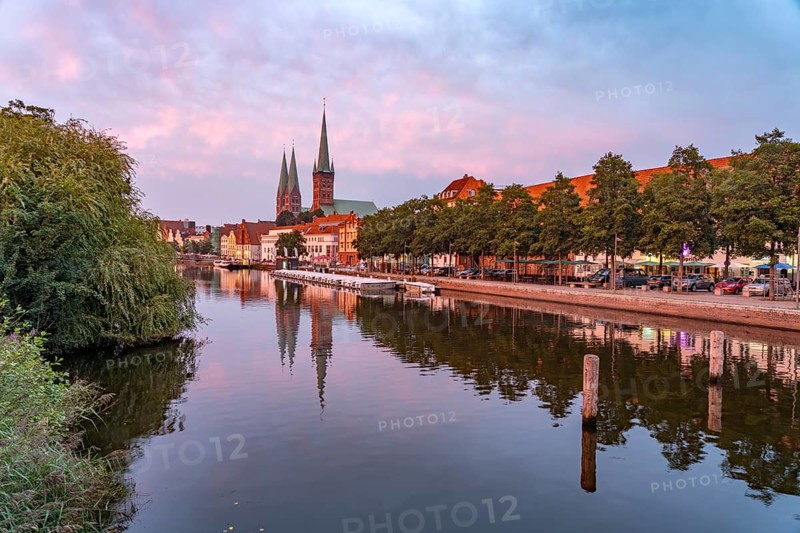 Old town with St. Mary's Church and St. Peter's Church and the Trave at dusk, Lübeck, Schleswig-Holstein, Germany