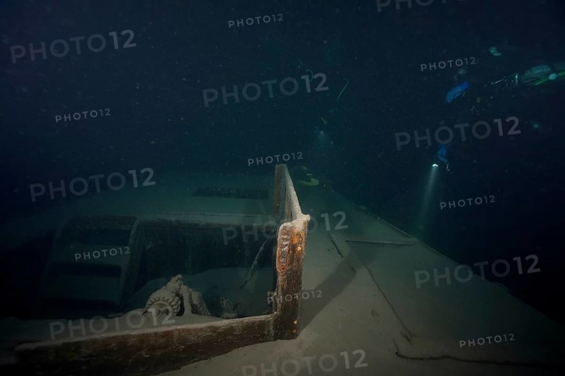 Divers examine a ledi wreck, wreck of a ledi ship, Ledi ship, cargo ship for mass freight, bulk cargo, at night in Lake Walen. Tauchplatz Känzeli, Mols, Canton of St. Gallen, Switzerland