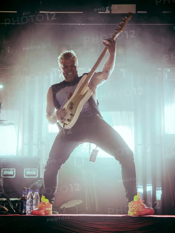 Bass player Chris Wendel from Engst live on 10-year anniversary tour tour at Berlin's Astra Kulturhaus on 20.12.2025