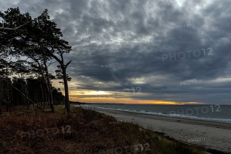 Dramatic clouds, evening light, sunset, Weststrand Darß, Baltic Sea, Fischland-Darß-Zingst, Western Pomerania Lagoon Area National Park, Mecklenburg-Western Pomerania, Germany