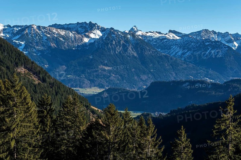 View from the high-altitude hiking trail from Bolsterlanger Horn to Riedberger Horn, snow-capped mountains of the Allgäu Alps, Bolsterlang, Oberstdorf, Oberallgäu, Allgäu, Bavaria, Germany