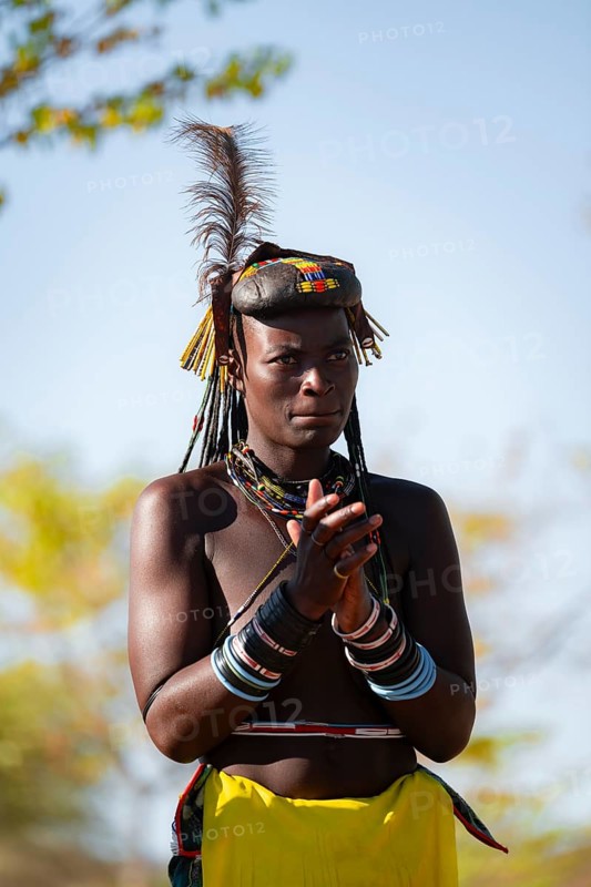 Traditional dance, brightly decorated woman of the Hakaona tribe also Havakona or Hakawona, near Opuwo, Kunene, Namibia