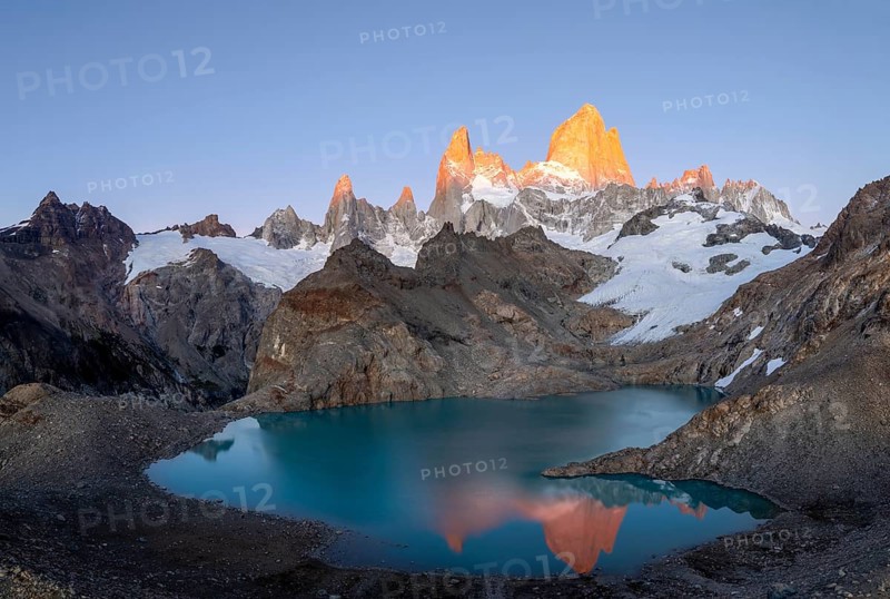 Laguna de los Tres, sunrise, alpine glow, glaciers and glaciers Lake de los Tres, mountains and peaks of Monte Fitz Roy, Cerro Chalten, Los Glaciares National Park, Patagonia, Santa Cruz Province, Argentina