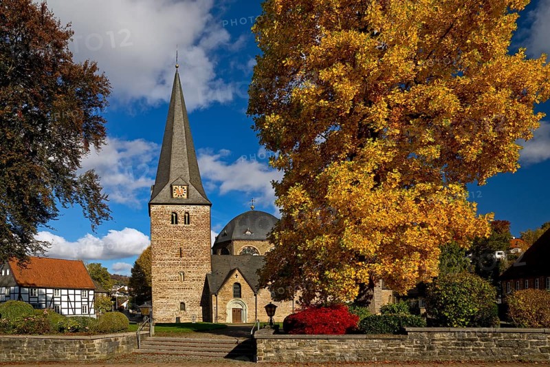 Pfarrkirche Sankt Blasius im Herbst, Balve, Sauerland, North Rhine-Westphalia, Germany