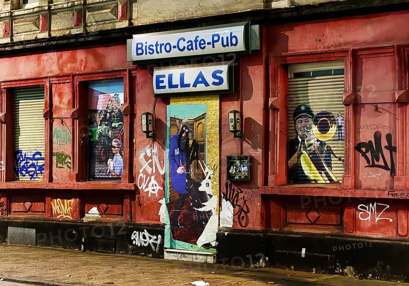 Decaying façade smeared with graffiti, scrap property in a difficult district, Gelsenkirchen, Ruhr area, North Rhine-Westphalia, Germany