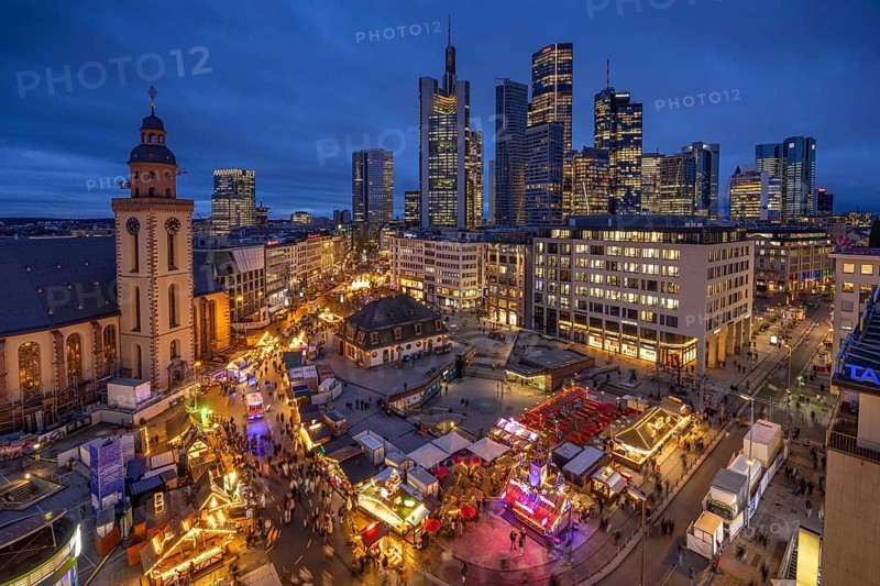 At Hauptwache, in the evening, the stalls of the Frankfurt Christmas Market and behind them the offices of the towering banking skyline, Hauptwache, Frankfurt am Main, Hesse, Germany