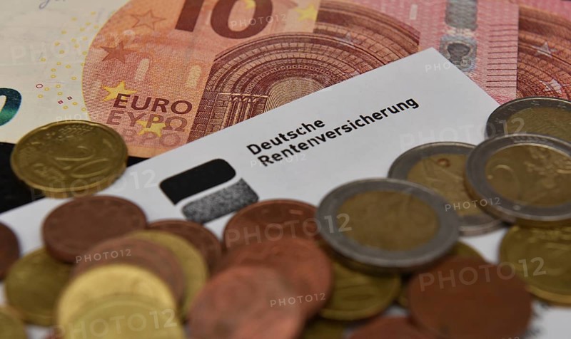 German pension insurance calculates the pension, euro, banknotes, coins