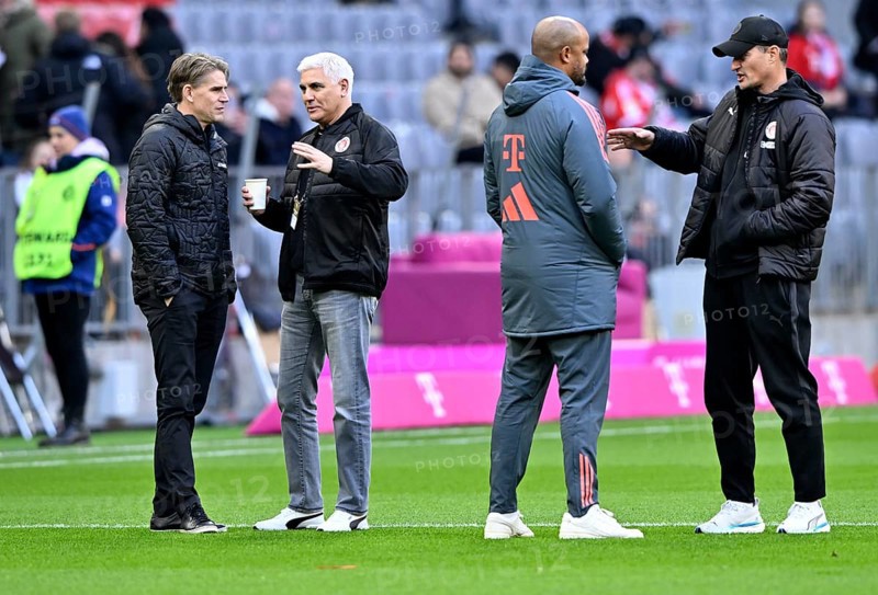 Coach coach Vincent Kompany FC Bayern Munich FCB talking with coach coach Alexander Blessin FC St. Pauli Sports Director Christoph Freund FC Bayern Munich FCB talking with managing director Sport Andreas Bornemann FC St. Pauli Gestik Gesture Allianz Arena, Munich, Bayern, Germany