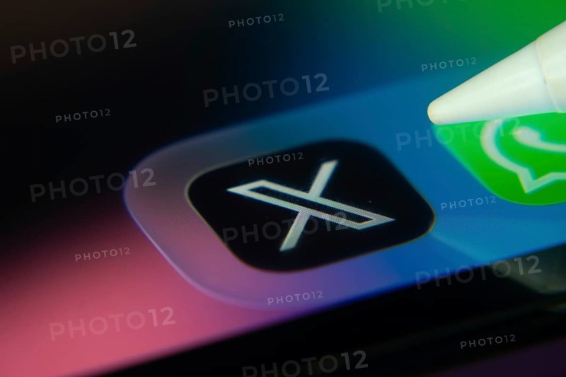 16 Nov 2025- Dhaka, Bangladesh: Close-up of X app icons on a iPad screen