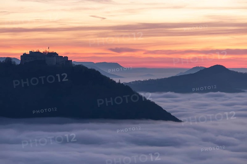 Sunset over the sea of fog from Beurener Fels to Hohenneuffen Castle, Swabian Alb, Baden-Württemberg, Germany