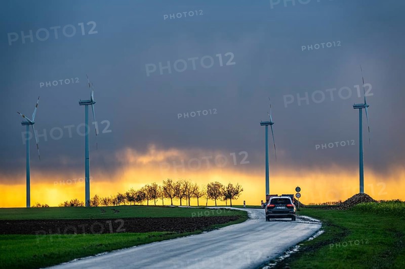 Königshovener Höhe onshore wind farm, on the A44 motorway near Bedburg, in front of the Jackerath triangle, autumn, sunset, recultivated open-cast mining site, Garzweiler open-cast lignite mine, operated by RWE and the city of Bedburg, North Rhine-Westphalia, Germany