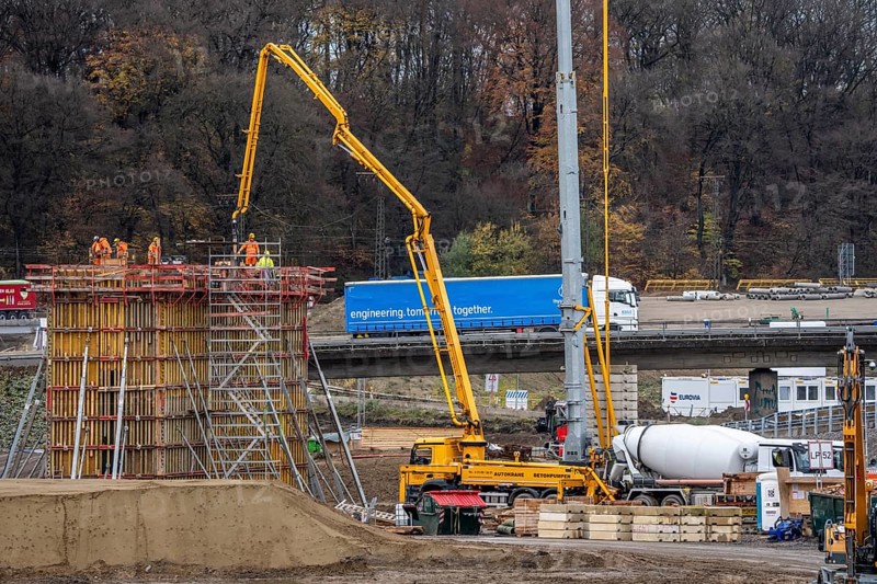 Concreting of a new bridge pillar at the Duisburg-Kaiserberg motorway junction, complete conversion and construction of the A3 and A40 intersections, all bridges, ramps, roadways are renewed and in part extended, construction period of 8 years, railway bridges running there will also be renewed, North Rhine-Westphalia, Germany