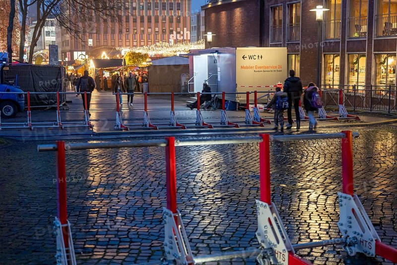 Christmas market in Essen, secured by mobile anti-terrorist lock, modular, movable barrier against car and truck shooting, are opened or closed by a security guard as required, model Herner Truck Lock, HTS, on Kennedyplatz, in Essen, North Rhine-Westphalia, Germany