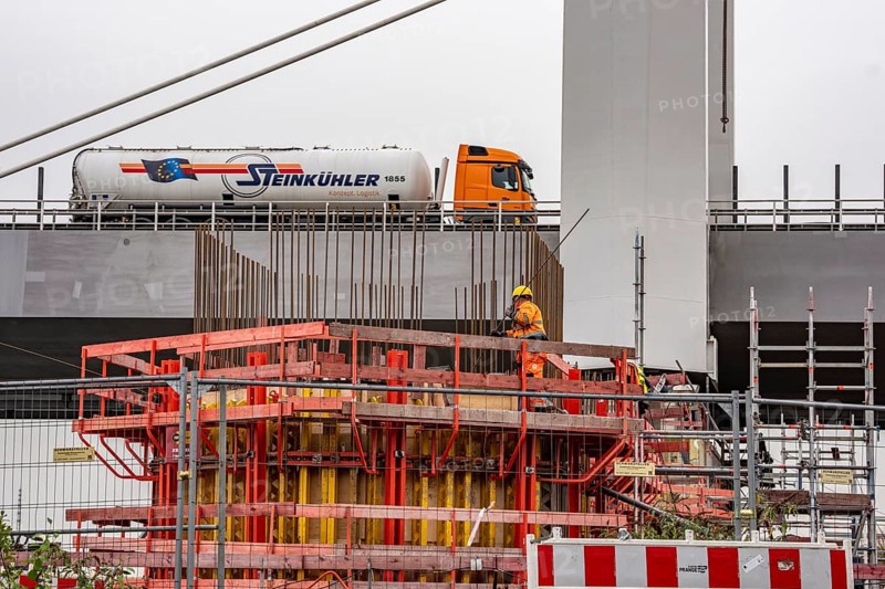 Duisburg-Neuenkamp Rhine bridge, the A40 motorway, construction of the second bridge begins, bridge pillars are being built on the Du-Homberg side of the Rhine, North Rhine-Westphalia, Germany