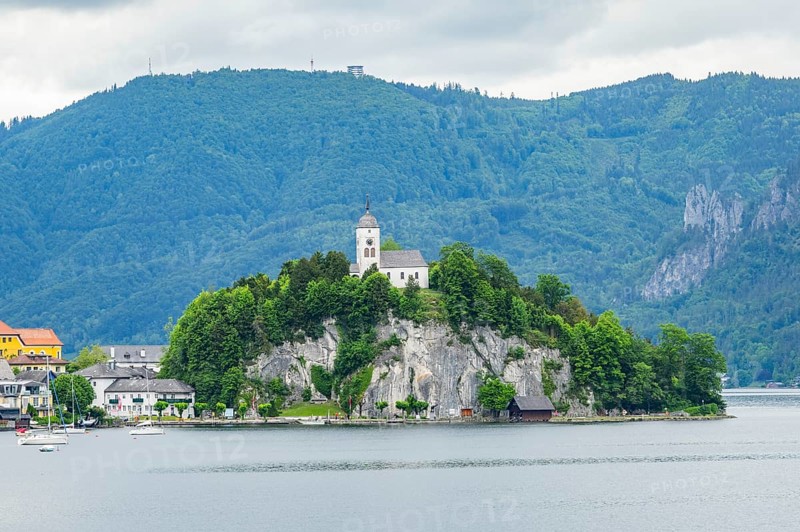 The village of Traunkirchen with the Johannesberg Chapel on Lake Traunsee, on the right the Traunstein summit, Traunkirchen, Salzkammergut, Austria