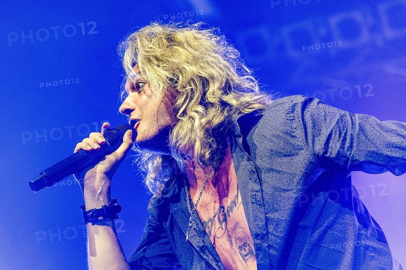 Hannes Braun, singer of the band Kissin' Dynamite live on Back with a Bang World Tour at Capitol Hanover on 09.11.2025