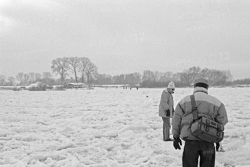 People walk across ice rink, frozen Elbe, Bleckede, Lower Saxony, Germany, January 03, 1997, vintage, retro, old, historic