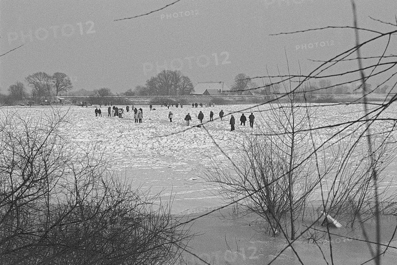People walk across ice rink, frozen Elbe, Bleckede, Lower Saxony, Germany, February 9, 1996, vintage, retro, old, historic