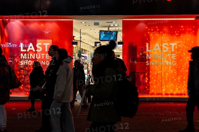 Full city center, shopping street, Kettwiger Straße pedestrian zone in Essen, shop window of a perfumery advertises with last minute sale offers, North Rhine-Westphalia, Germany