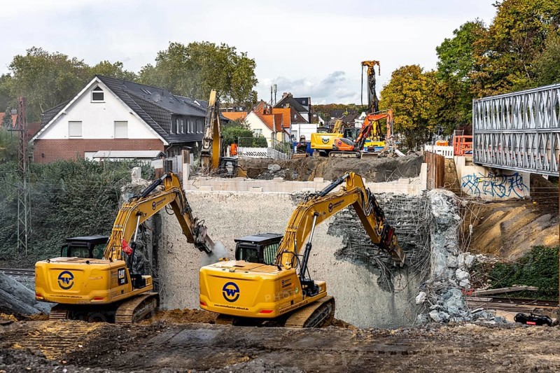 Demolition of an old road bridge, Weierstraße, then new construction of the bridge for the three-track conversion, to extend the Emmerich-Oberhausen railway line, including 47 new bridge structures being built or adapted, the old bridges being replaced by new buildings, for people and especially for freight traffic, extension of the Dutch Betuwe line from the port of Rotterdam, part of the European freight corridor Rotterdam-Genoa, 1300 km long, Oberhausen, North Rhine-Westphalia, Germany