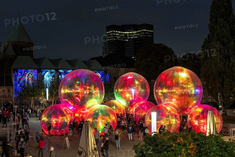 The 10th Essen Light Festival, in the city centre, second largest light art festival in Germany, light art on the Burgplatz, Evanescent light installation, by the Australian artist duo Atelier Sisu, large bubble-like spheres, with light and sound, town hall, cathedral, Essen, North Rhine-Westphalia, Germany