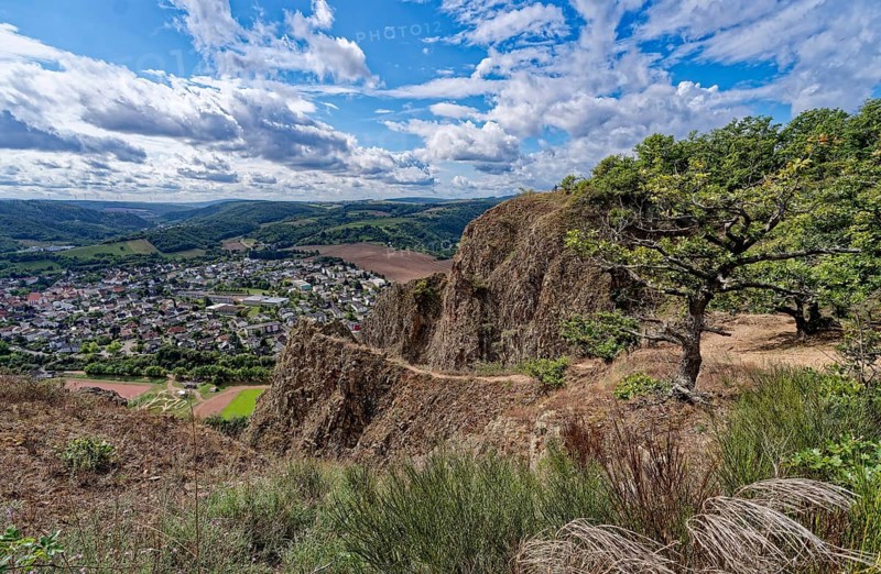 Ausblick vom Rotenfels, einer Steilwand am Naheufer im Naturpark Soonwald-Nahe, auf das Nahetal und die Stadt Bad Kreuznach, OT Bad Münster, im Weinbaugebiet der Pfalz. Traisen, Landkreis Bad Kreuznach, Rheinland-Pfalz, Deutschland