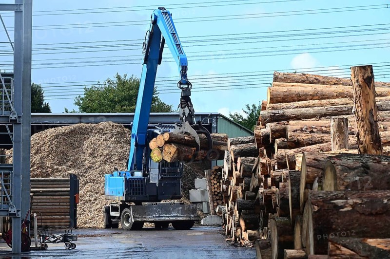 Wood storage and mechanical log transport on the premises of Energie-Mann in the Westerwald. Wood pellets are produced there