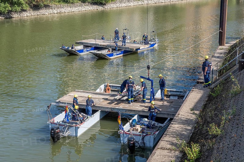 Construction of a multi-purpose pontoon, the specialist group for water hazards, in Düsseldorf, the motorised pontoon can be used as a ferry for people or equipment, as a working platform or bridge, during the major exercise FÜLEX25, lasting several days, of the THW, Technisches Hilfswerk, Landesverband North Rhine-Westphalia, over 3500 volunteers from the 127 North Rhine-Westphalia local associations practise many different deployment scenarios over 4 weekends